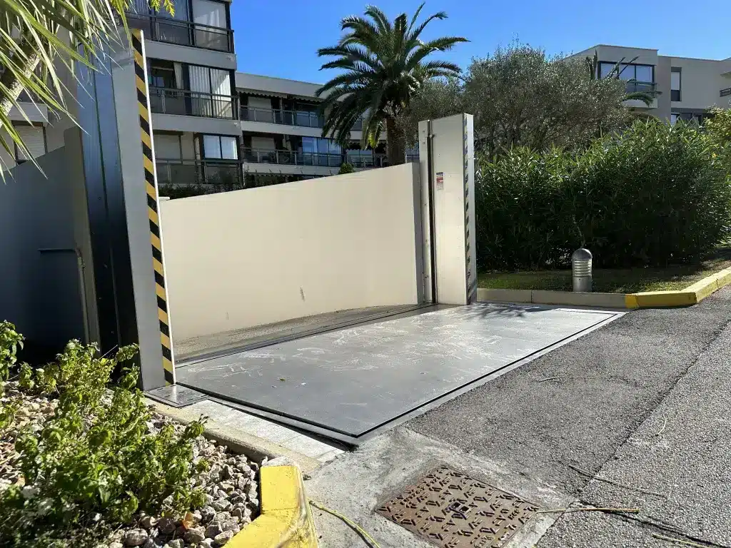 La barrière anti-inondation d'Anhamm est déployée à l'entrée d'un parking résidentiel