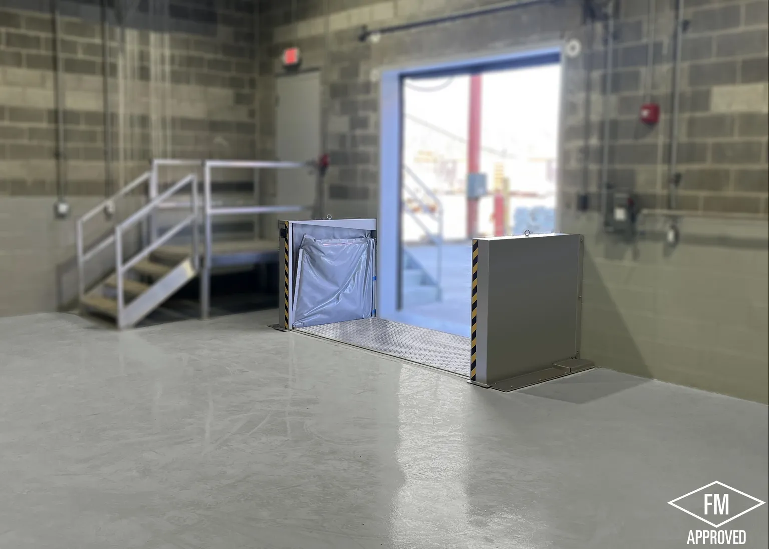 Barrera anti-derrame Spillbarrier en acción – Protección NFPA 30 para bodegas y plantas industriales Sistema de contención Spillbarrier activado bloqueando derrame de líquido inflamable