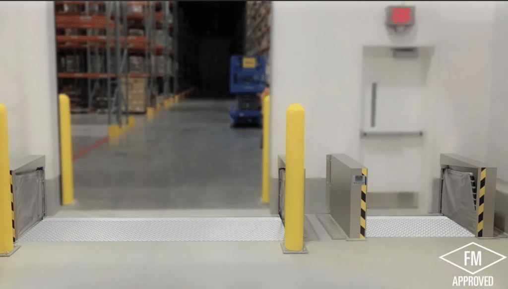 Zone de chargement d'un entrepôt équipée de dispositifs de sécurité