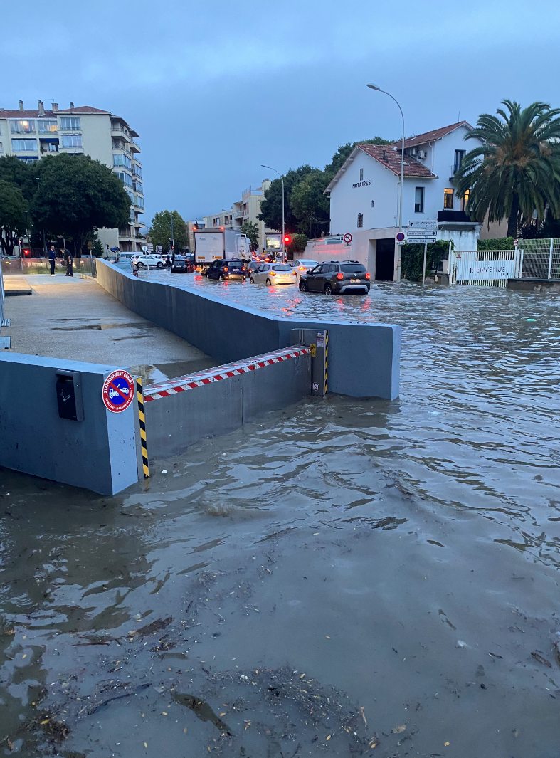 Barrage anti-éclaboussures en action lors d'une inondation