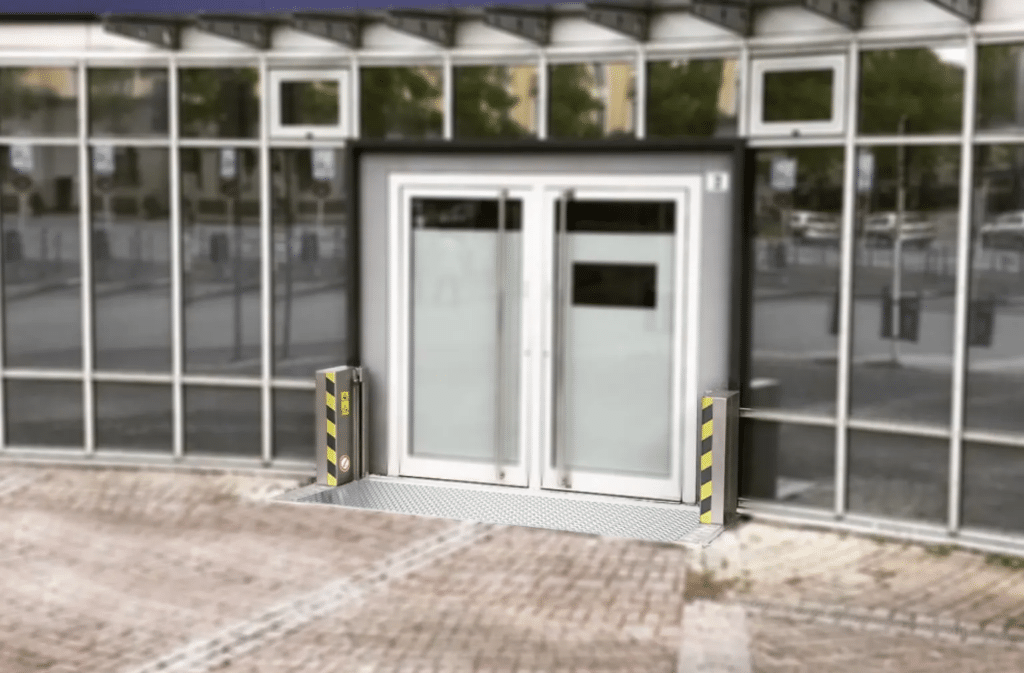 Door Flood Protection Anhamm spill barrier installed at an entrance for flood protection