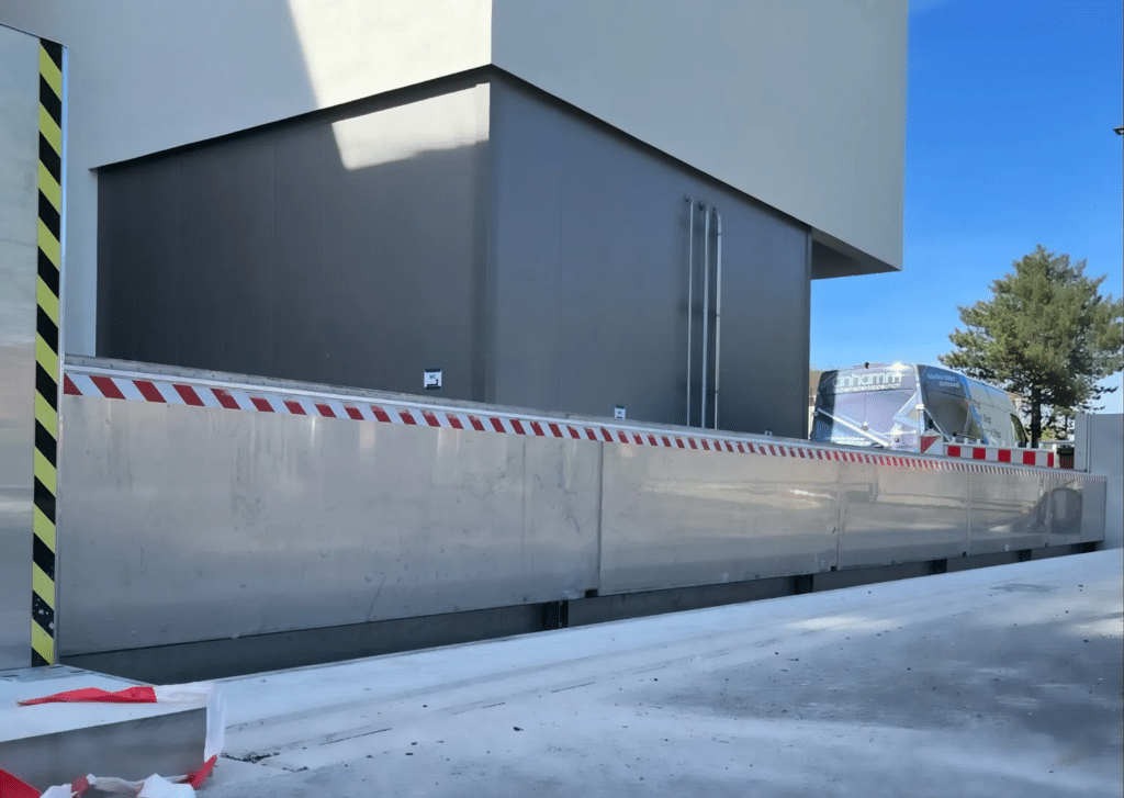 spillbarrier protection industrielle Spillbarrier installée sur un site industriel comme protection anti-inondation et anti-déversement