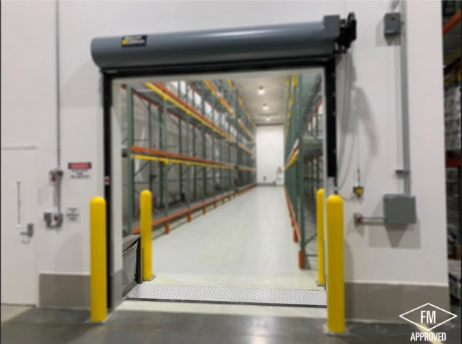 Spillbarrier – Sistema automático de contención de líquidos inflamables para instalaciones industriales Barrera anti-derrame automática Spillbarrier instalada en portón industrial