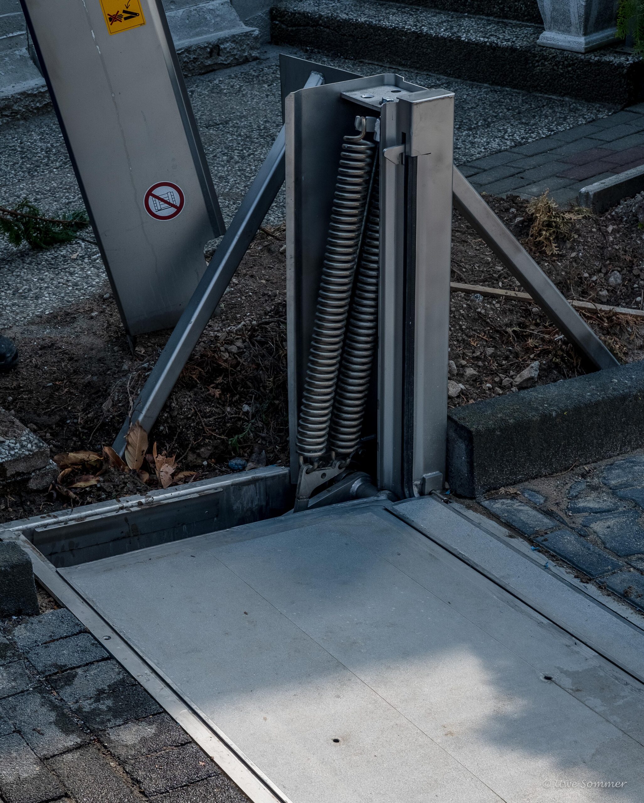 Mécanisme à Ressort Inox Spillbarrier : Barrière Anti-Inondation Automatique Sans Énergie Mécanisme à ressort interne du système anti-inondation Spillbarrier — ressort en inox assurant l'activation automatique sans électricité lors d'une inondation industrielle