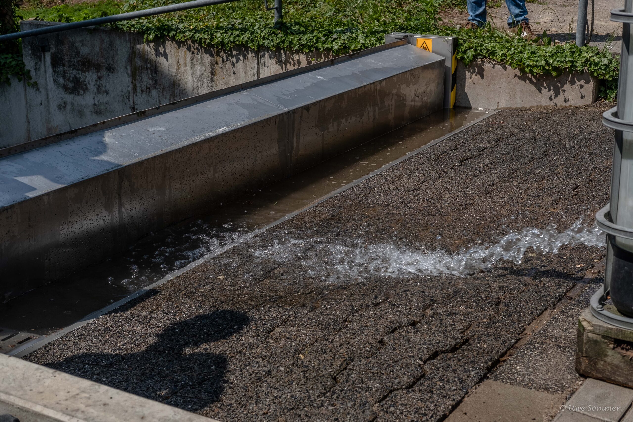 Activation Barrière Anti-Inondation Spillbarrier : Obturation Automatique contre les Crues Industrielles Activation automatique de la barrière anti-inondation Spillbarrier lors de la montée des eaux — rétention industrielle fail-safe sans électricité ni intervention manuelle