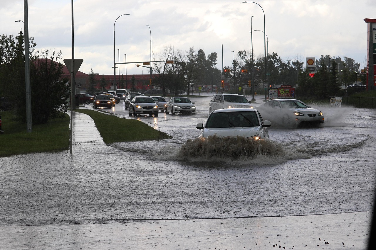 voitures circulant pendant les inondations de la vallée de l'Ahr