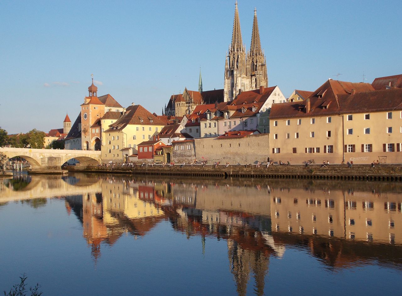 Architecture historique et reflets à Ratisbonne, en Allemagne, au bord du Danube.